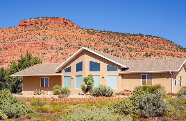 Vacation Home in Kanab UT with red rock views! Centrally located to Zion and Bry