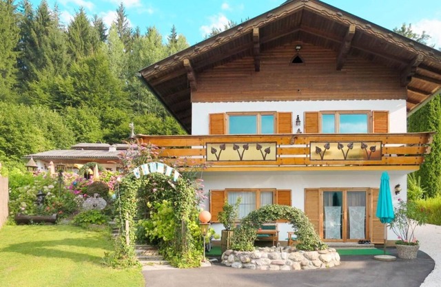 Vacation home with lake view and private pool 2 minutes away from Lake Wörthersee