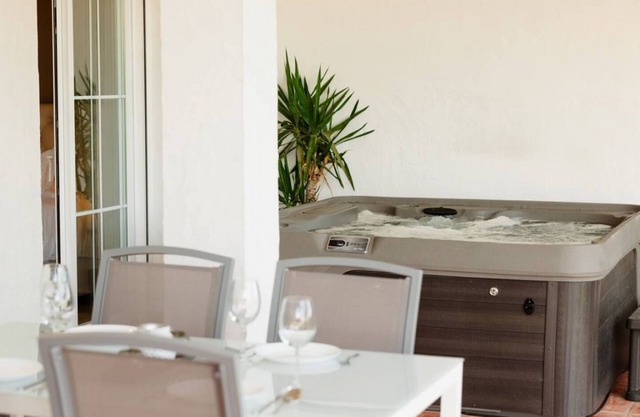 Casa de vacaciones con vistas al mar, jardín y jacuzzi privados y garaje
