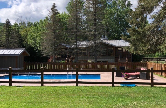 Vacation in Paradise newly renovated Guesthouse in gated 12 ac Equestrian Estate
