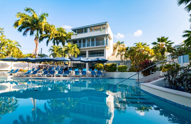 Vacation is Calling! Comfortable Unit w/ Pool view! Onsite Pool, FREE Parking