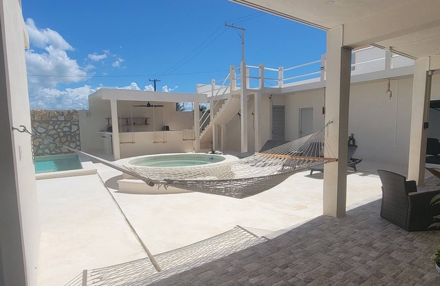 Vacation Oasis 3/B to beach, with Hot Tub and Outdoor Bar