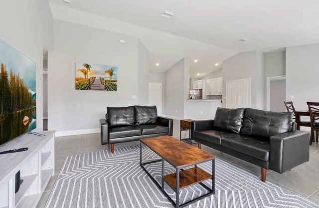 Vacation Relax, Play and COMM Pool-20 Miles from Walt Disney World