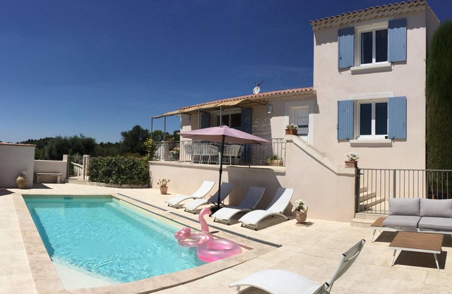 Alquiler de vacaciones con piscina en los Alpilles con una bonita vista 8 personas