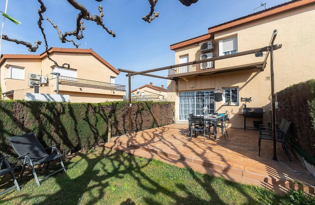 Alquiler vacacional en Roses, Costa Brava: Casa grande con piscina y jardín, a 1200m de la playa. ¡Reserva ahora para unas vacaciones inolvidables!