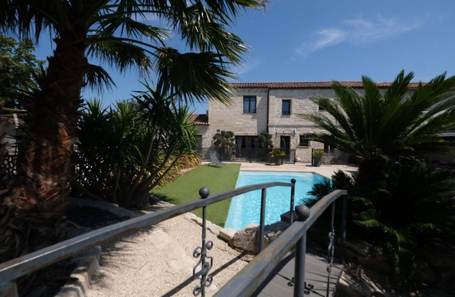 vacation rental with pool Beaucaire LS3-450