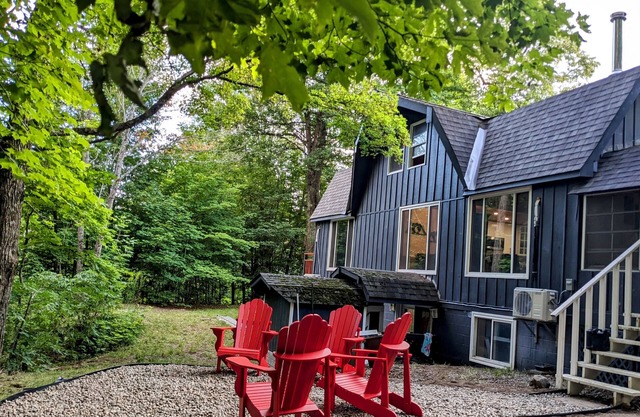 Vacation retreat in Muskoka's Hidden Valley! Walk to ski hill or beach.