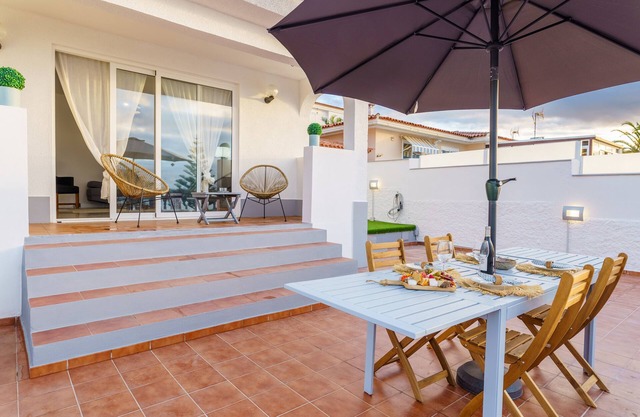 Villa de vacaciones 'Iris 8 House' con vistas al mar, terraza privada y Wi-Fi