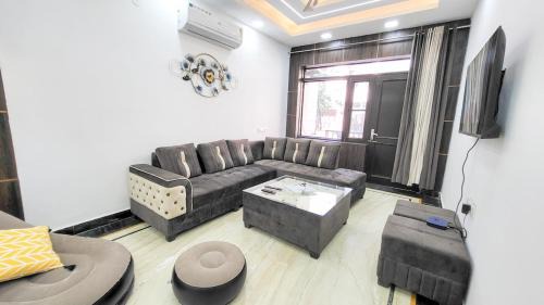 VacationBuddy 3 BR Home Paschim Vihar Jwala Heri