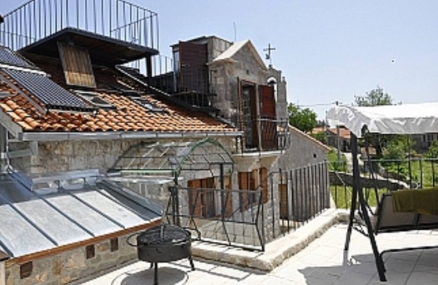 Altes Steinhaus auf Lusticas ofener See mit Pool und Garten, ruhige Lage