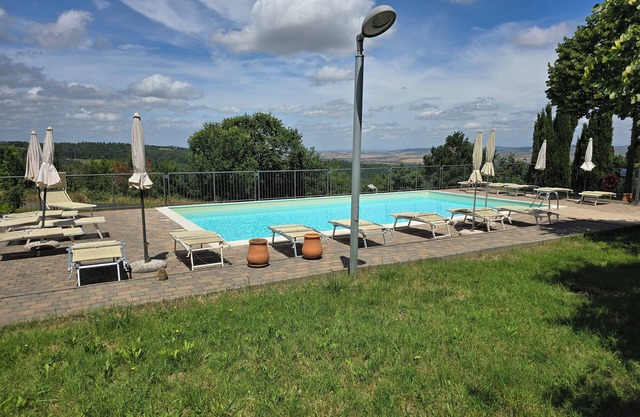 Val D'Orcia Window. Panoramic balcony. Pool.