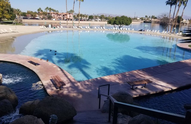 Val Vista Lakes condominio completo de 2 habitaciones, acceso al club de playa con excelentes canchas de tenis