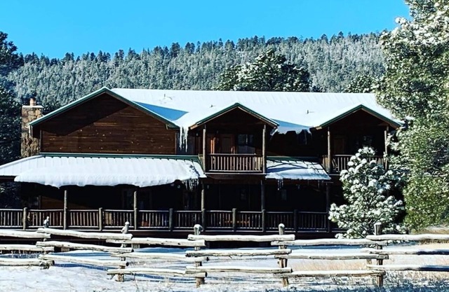 Valdez Acres 7-bedroom cabin in beautiful Greer, AZ