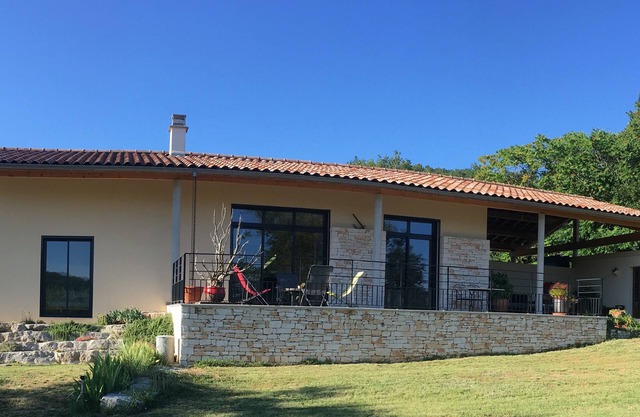 Villa independiente con piedras locales en una gran parcela cerca del Pont d 'Arc
