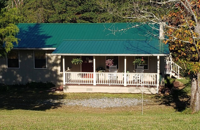 Valley Creek Cottage: lakes, hiking, Casino and John Campbell Folk School