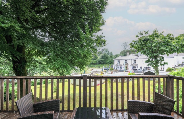 VALLEY LODGE 2, pet friendly, with pool in Callington