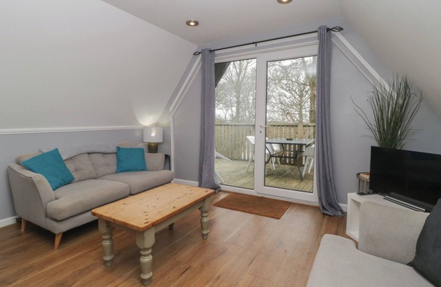 VALLEY LODGE 38, pet friendly, with pool in St Ann's Chapel, Cornwall