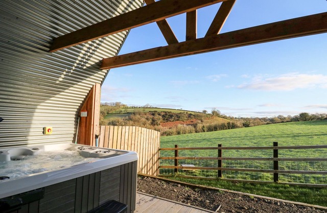 VALLEY VIEW HIDEAWAY, pet friendly, with hot tub in Ffostrasol