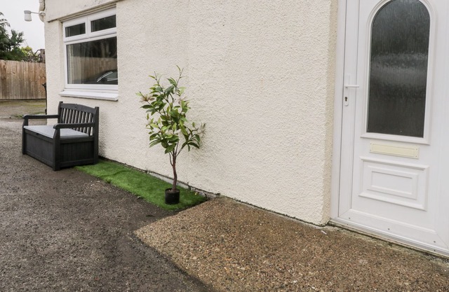 VALLEY VIEW, pet friendly, character holiday cottage in Sleights