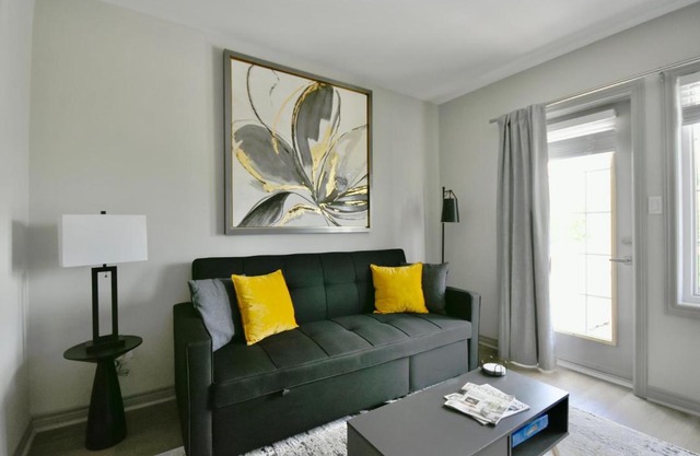 Valley Vista Retreat - Luxe Studio - Top Floor Serenity - Romantic Getaway - Heated Pool Haven