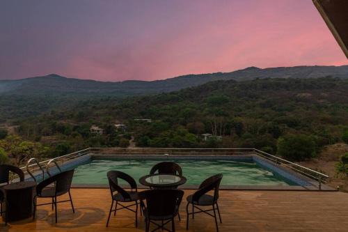 Vallys,in -Valley View with Infinity Pool