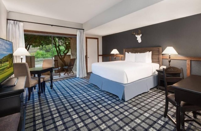 Value Stay! Short Walk to San Antonio Rose Palace! Free Parking & Pet-friendly