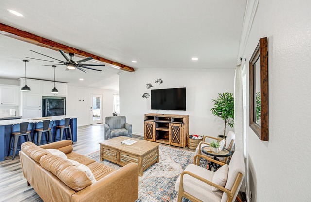 Van Vacation Retreat w/ Private 300-Acre Lake!