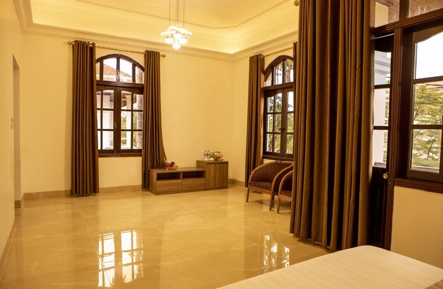 Van Xuan Royal Hotel