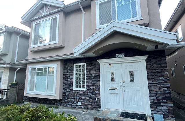 Vancouver cozy bachelor close to DT,PNE