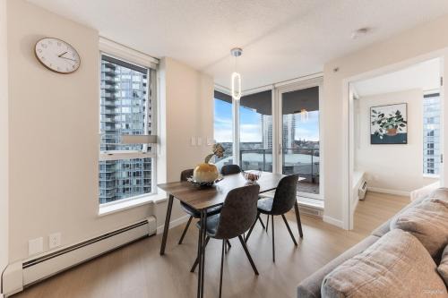 Vancouver Downtown City View 3BR Condo with Pool Gym Sauna Near Subway & Arena
