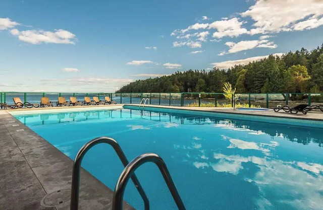 Vancouver Island Getaway - Island Sea Dream Condo at Inn of the Sea