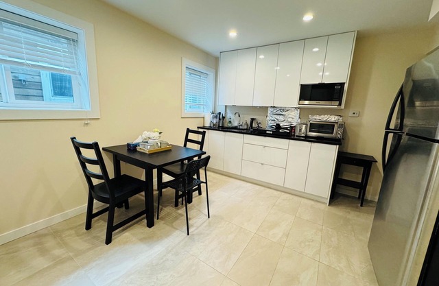Vancouver West point Grey 2beds+1bath ground floor