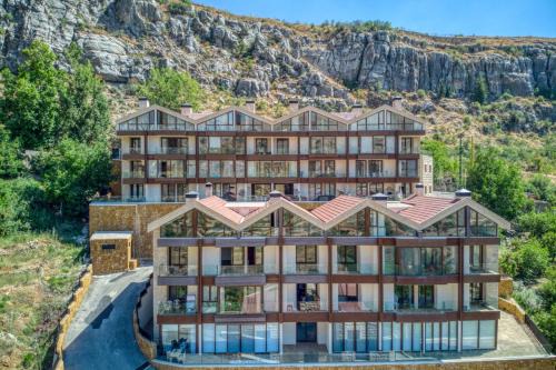 Vantage - 2 BR Apt by The Valley in Kfardebian