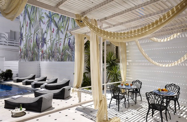 Vasia Boulevard - Adults Only