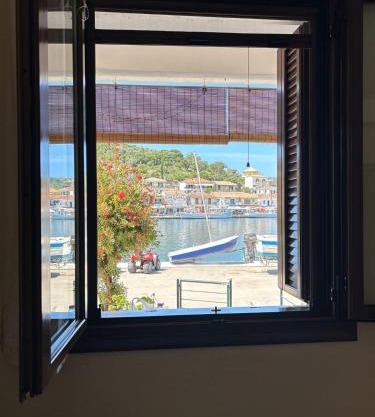 Vathi Seaside Apartment