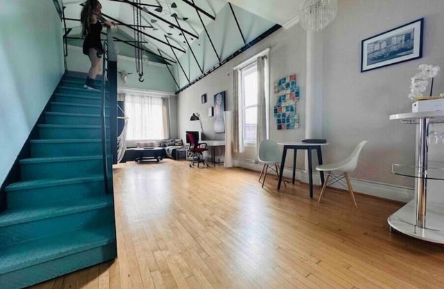 Vaulted Loft in Historic Bank on Hertel King Bed + walk to shops