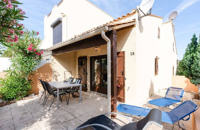 VC28 One-room house with mezzanine in residence with collective swimming pool WIFI included