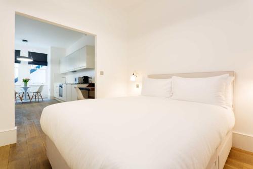 Veeve - Contemporary in Swiss Cottage