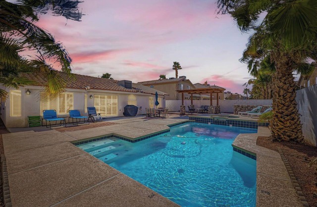Vegas Oasis! Relájese en su sofisticada Private Home w / Pool & Spa! Capacidad para 6 personas!