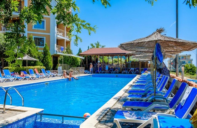Vemara Club Hotel and Villas - Free parking and Free Beach Access