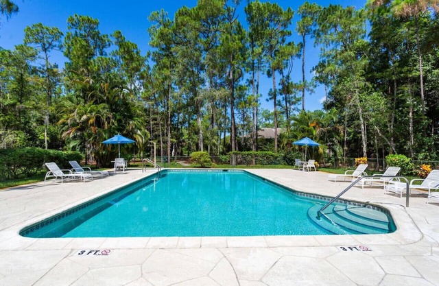 Vencia Vacation Rental. Serene Naples Retreat with Preserve Views, 2-Bed, 2-Bath Condo – Sleeps 4, Newly Renovated with Lanai and Acces to Heated Pool, Tennis Courts, BBQ Area & Other Attractions!