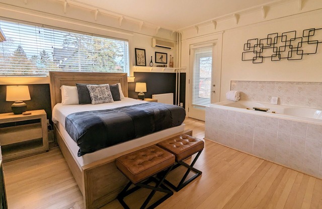 Veranda Suite w/ Jacuzzi & Sauna