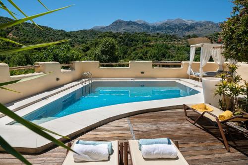 Verekinthos Villas - Pool, Hot Tub, BBQ, Kids Playground, Stunning Mountain Views