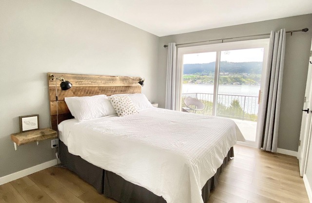 VERNON,BEAUTIFUL LAKE VIEWS 3Bdrm,11/2Bath, Sleeps 8, 200 steps to Okanogan Lake