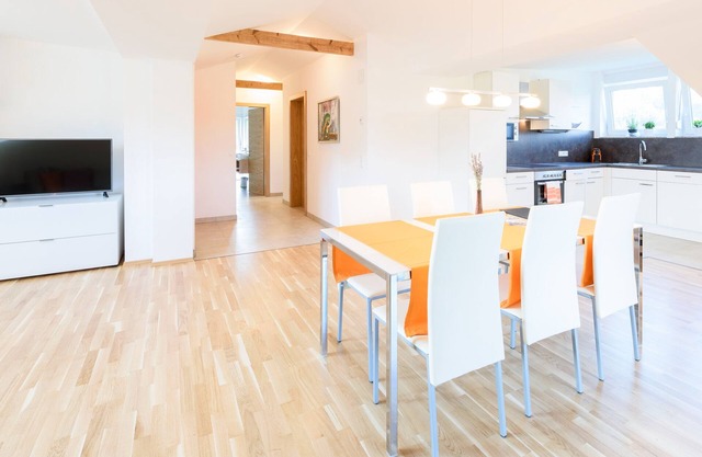 Apartamento moderno muy grande con capacidad para 6 personas.