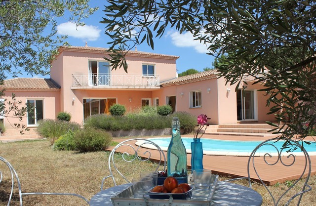 Muy hermosa villa provenzal contemporánea a 10 minutos de Nimes
