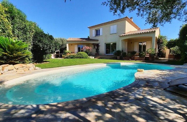 Very beautiful villa - heated swimming pool - maintained garden