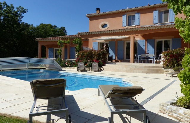 Muy bonita villa con piscina y apartamento contiguo de un dormitorio en las montañas Uchaux