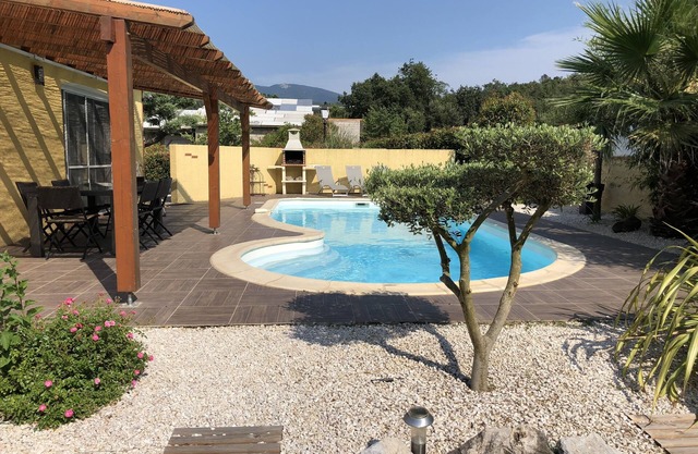 Muy bonita villa arbolada, piscina climatizada, vistas impresionantes - 8/10 personas