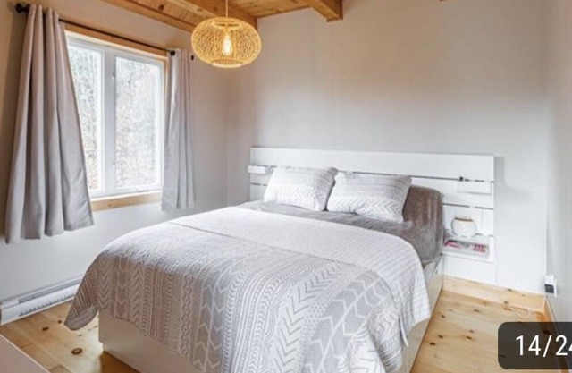 Very Bright and Quiet Chalet With Spa, 10 Minutes From ski Hills and Lake